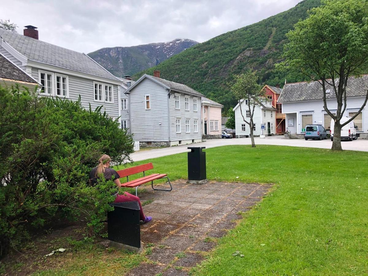 Den gule krambua Apartment Lærdalsøyri Bagian luar foto